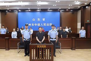 女友在家中看卡里乌斯比赛！卡里乌斯首发出战，被阿森纳打入4球